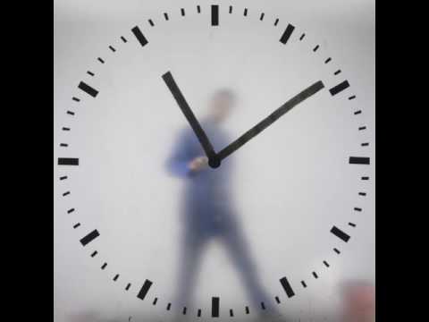 The hands of Maarten Baas&#039; Schiphol clock are drawn on in real time