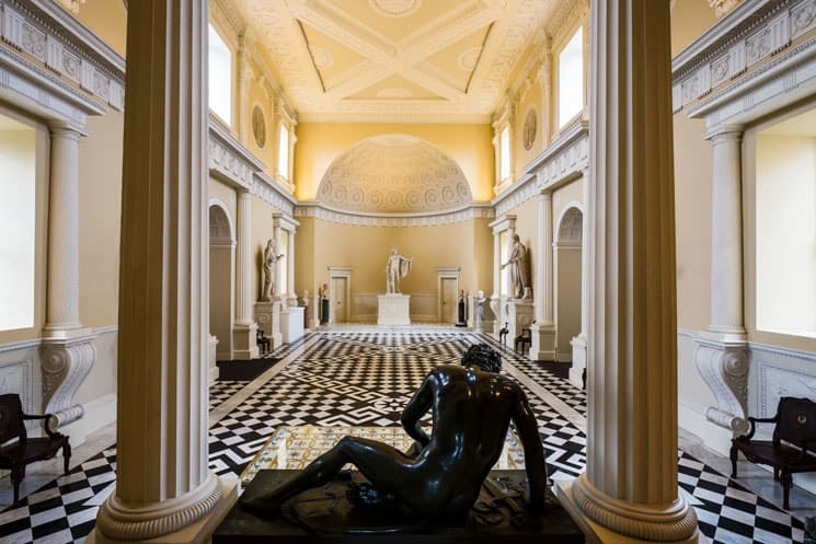 Great hall of the Syon House, early example of Gesamtkunstwerk in architecture.