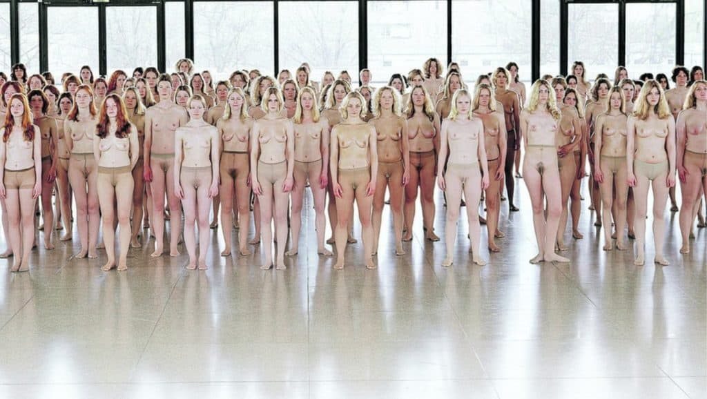 A hundred topless women. Vanessa Beecroft - VB55.