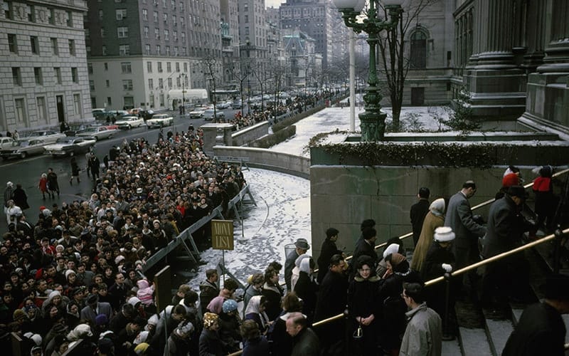 Crowds queue to see Leonardo's Mona Lisa at New York's Metropolitan Museum (1963)