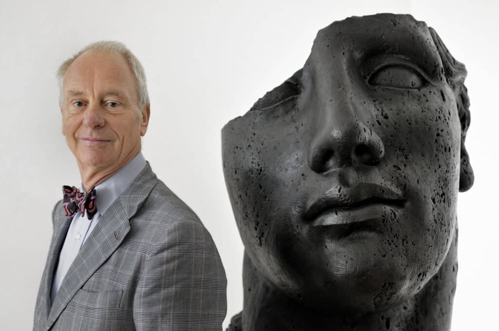 Gallery owner Peter Femfert with Igor Mitoraj's bronze sculpture Centurione Pietrificato (2007) © DIE GALERIE.