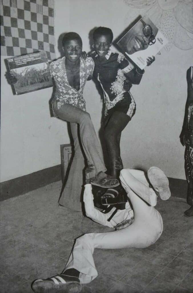 Malick Sidibé, À terre sous leurs pieds