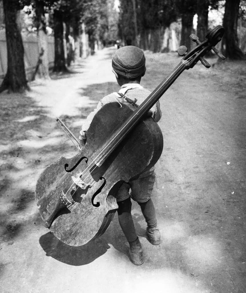 Éva Besnyő, Boy with Chello, Lake Balaton, Hungary, 1931. Courtesy of Maria Austria Instituut, Amsterdam.