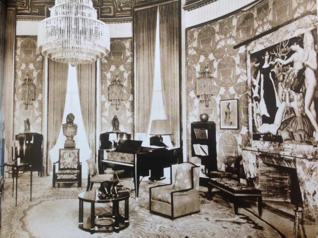 The salon of the Hotel du Collectionneur with Art Deco furniture at the 1925 Paris Exposition Internationale des Arts Décoratifs et Industriels Modernes, designed by Émile-Jacques Ruhlmann.