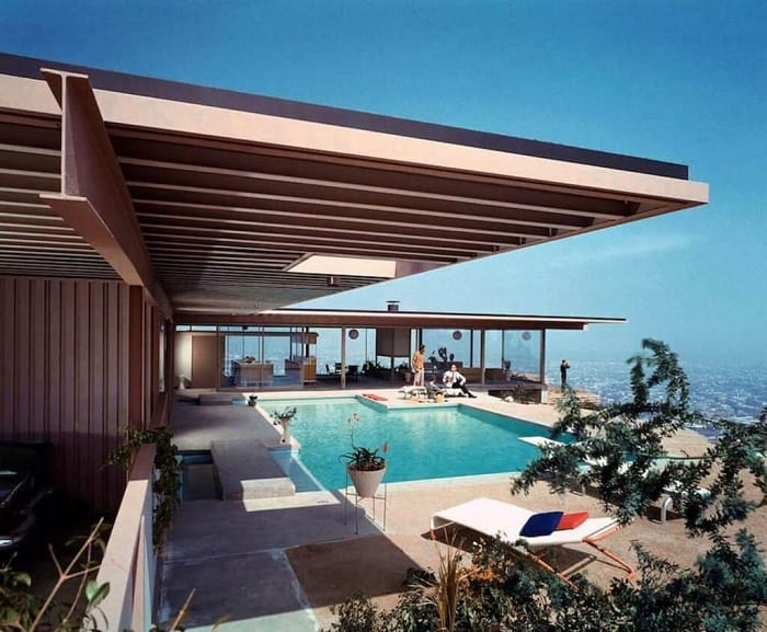 Case Study House No. 22 (people sitting by pool), An example of architectural photography by Julius Shulman