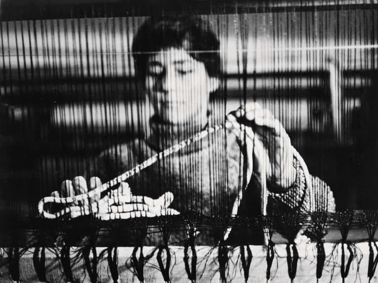 Artist Magdalena Abakanowicz weaving